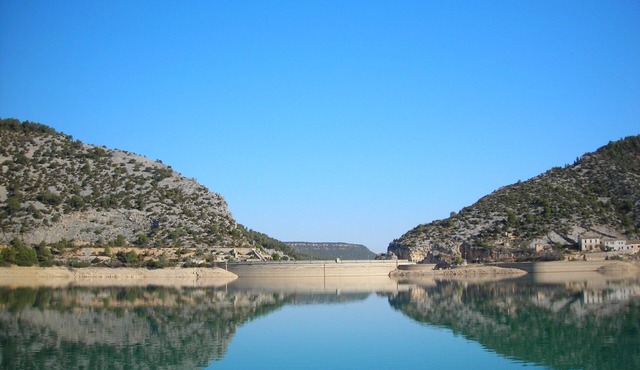 Country house with panoramic terrace over the lake in the mountains of Aragon