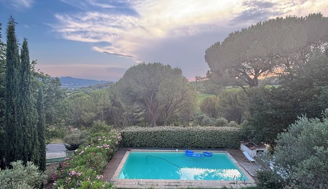 Country house with pool and view in Lourmarin