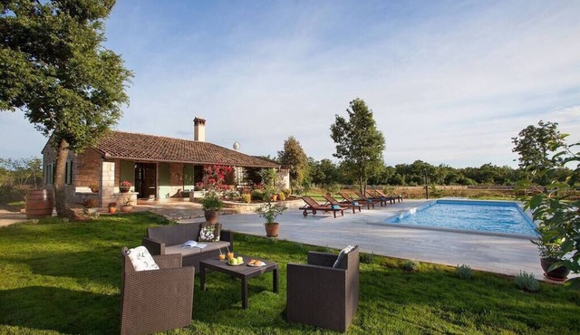 Country house with pool in fantastic location