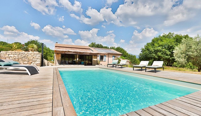 COUNTRY HOUSE WITH PRIVATE HEATED POOL IN LUBERON