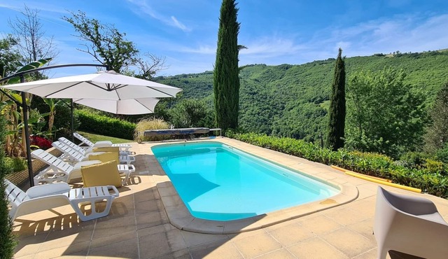 Country house with swimming pool in the Lot valley
