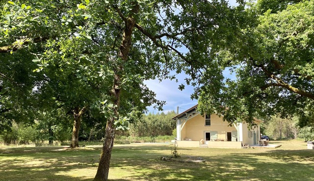 Country house with swimming pool in the heart of the forest of the Landes regional park