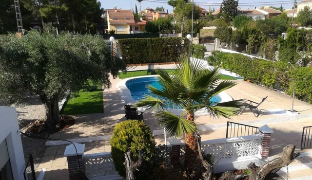 COUNTRY HOUSE WITH SWIMMING POOL AND PRIVATE PLOT