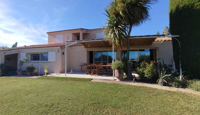 Country house with swimming pool, overlooking 15 ha of meadows, 10 mns from Arles.