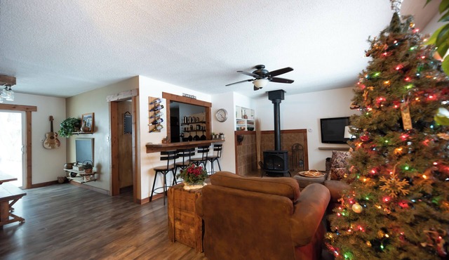 Country in the City | Massage Chair and Fireplace | Close to Downtown