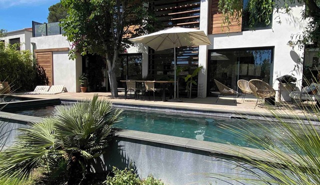 Country in the city! A privileged setting just 8 minutes' walk from the town center