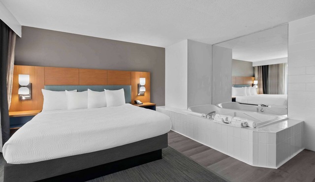 Country Inn & Suites by Radisson, Coon Rapids, MN