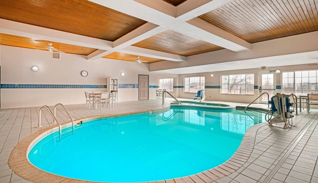 Country Inn & Suites by Radisson, West Bend, WI