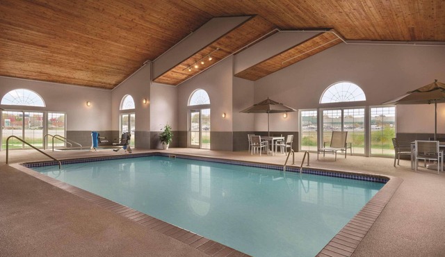 Country Inn & Suites by Radisson, Waterloo, IA