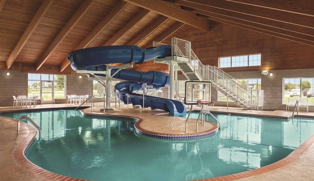 Country Inn & Suites by Radisson, Willmar, MN
