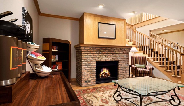 Country Inn & Suites by Radisson, Clinton, IA