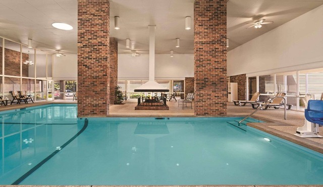 Country Inn & Suites by Radisson, Woodbury, MN