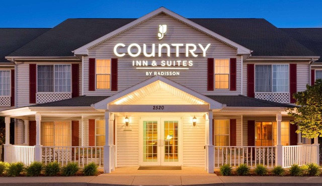 Country Inn & Suites by Radisson, Nevada, MO