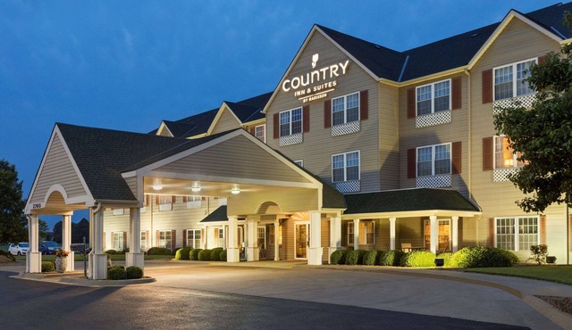 Country Inn & Suites by Radisson, Salina, KS