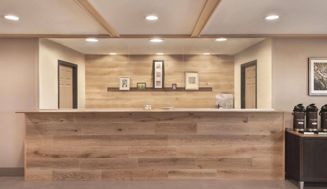 Country Inn & Suites by Radisson, Pella, IA