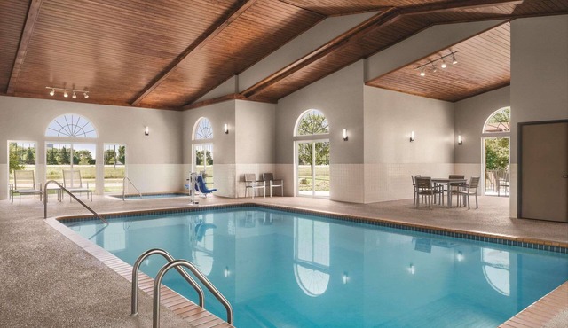Country Inn & Suites by Radisson, Cottage Grove, MN