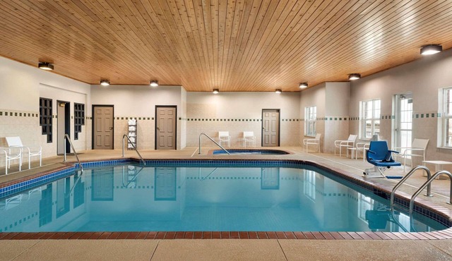 Country Inn & Suites by Radisson, Kansas City at Village West, KS