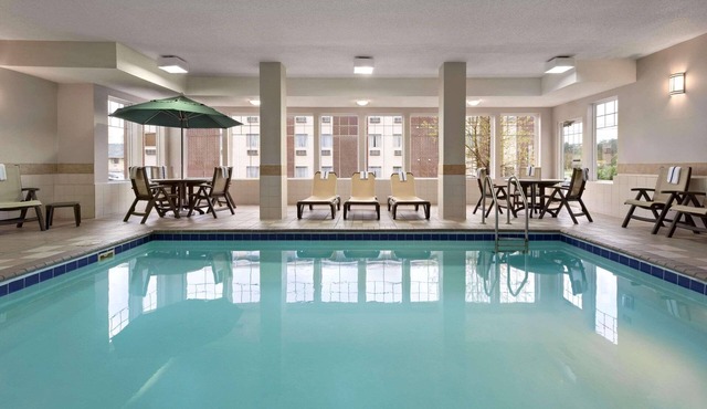 Country Inn & Suites by Radisson, Stevens Point, WI