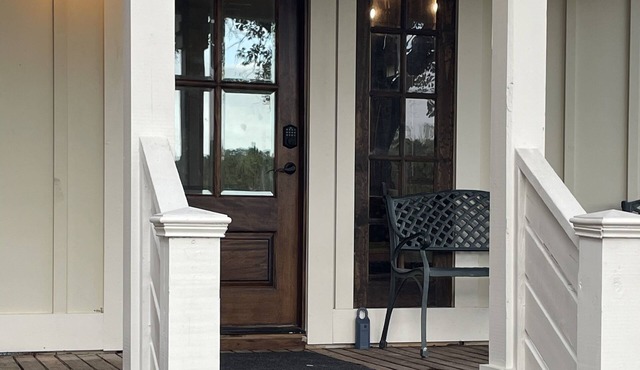 Country Lake house by Ocean Springs! We love Families and Fur baby’s