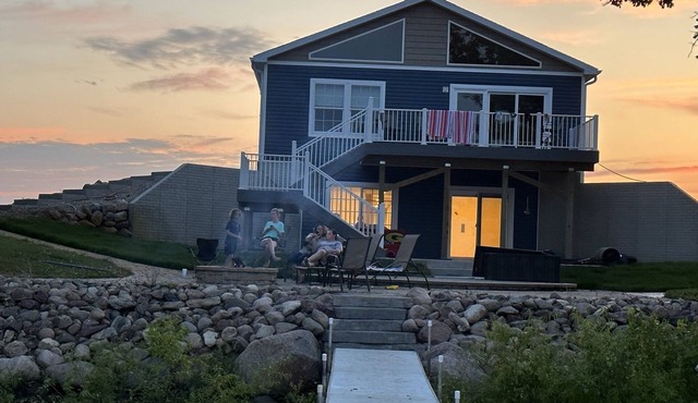 Country lake house getaway accommodating large family-sized fun!