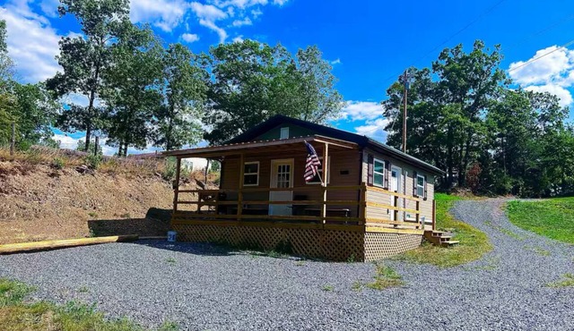 Country Living Cabin is located outside city limits in Petersburg, West Virginia