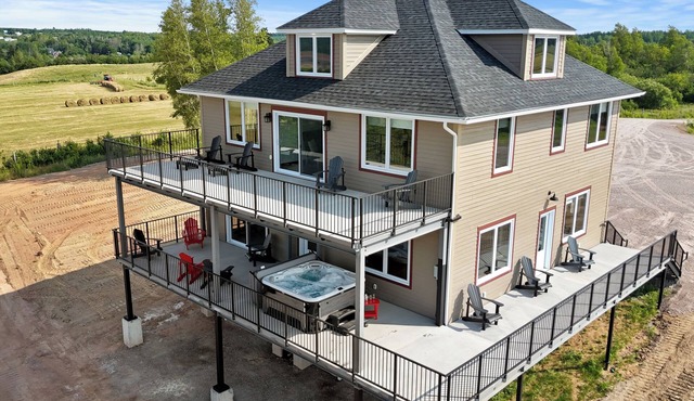 Country Living Large 6 bedroom Home, newly renovated. 5 bathrooms, Amazing View.