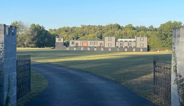 Country living minutes away from Churchill Downs, Airport, major attractions.