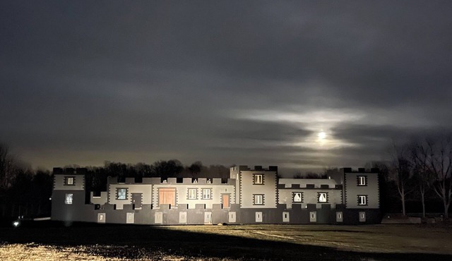 Country living minutes away from Churchill, Louisville and Major attractions