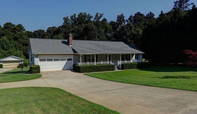 Country living with everything nearby. Old Town Suwanee. Pet friendly. Fenced.