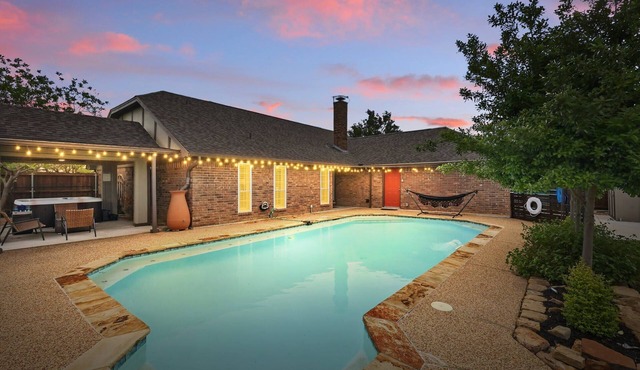 Country Living x Backyard Pool Oasis (4-BD/2-BA)