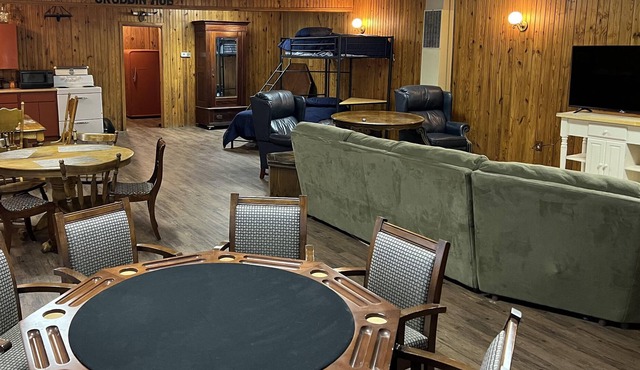 Country Lodge, fire pit, hunters welcome, pets welcome, trailer parking