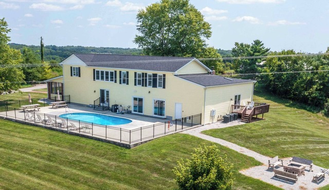 Country Lodge for 18, With Pool and Pond, Near Ark