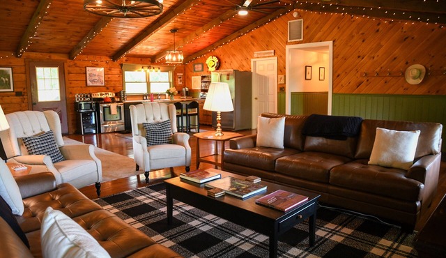 Country Lodge: Great Room, View, Hot tub