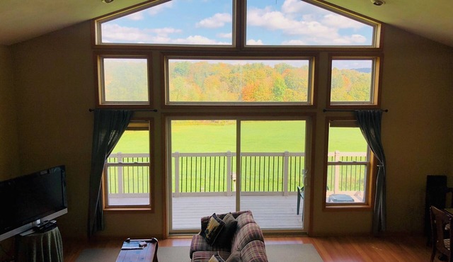 Country Lodge: Hot Tub, Waterfalls, Pond, Hiking, Amazing Views, & Chickens