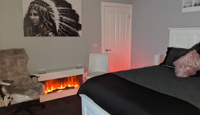 Country Luxury. Delux Queen Bed, Full Bathroom. Private Unit. Massage chair.