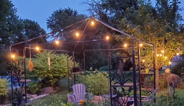 Country Manor....a cozy zen oasis with large studio!