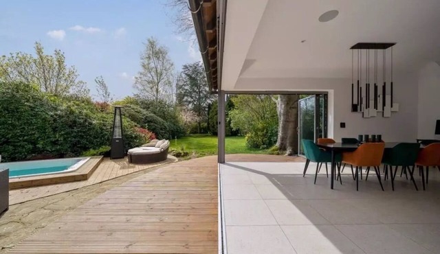 Country Manor in Horsham: Heated Pool and Swim Spa, Games Room, Cinema