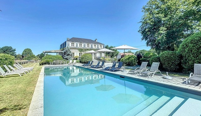 Country manor with swimming pool! Close to the sea and mountains