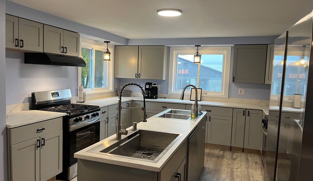 Country Meadow 8 bdm/5.5 bath, 3 miles from CDP!