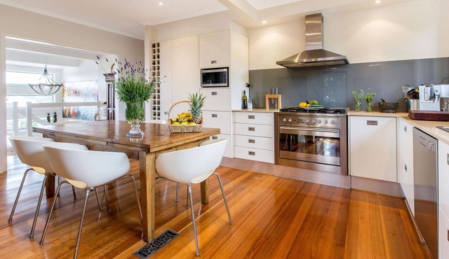 COUNTRY MEETS THE BAY - MOUNT ELIZA