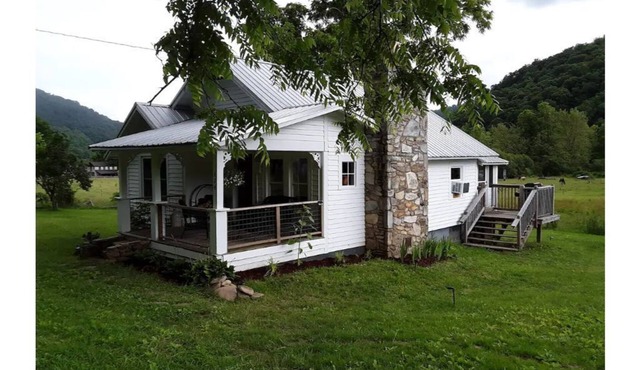 Country Mountain Getaway! Relax, Unplug, Unwind! 110+ yr.old Renovated Farmhouse