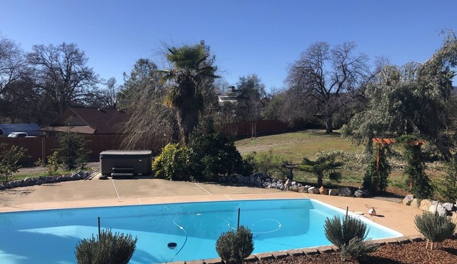 Country oasis with shared swimming pool & hot tub, back yard/deck