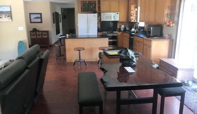 Country paradise 20 minutes to Monterey, Laguna Seca and SC. Gated for pets.