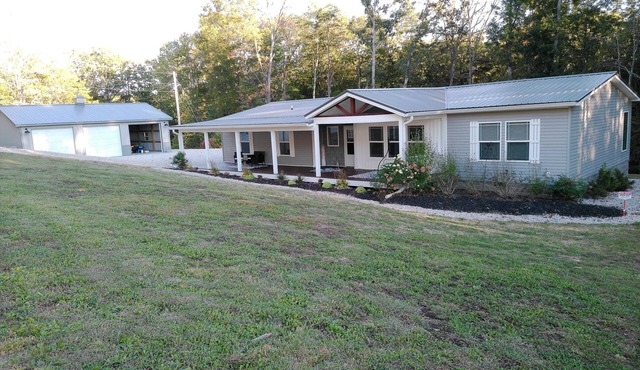 Country Paradise by the Lake!