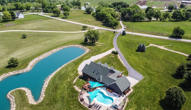 Country Paradise w/Inground Pool on 9 acres. Sleeps 13.