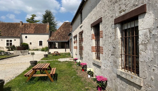 Country property with swimming pool, near the Loire castles