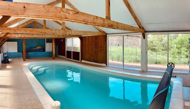 Country property with private pool, in the heart of Burgundy.