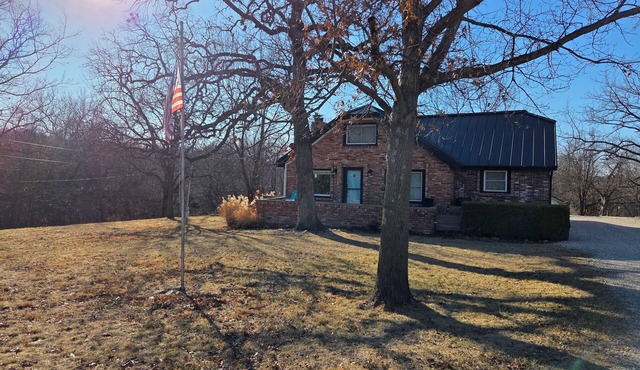 Country Quiet in the City - Easy Hwy Access - 4 BR Brick Home - Large Yard