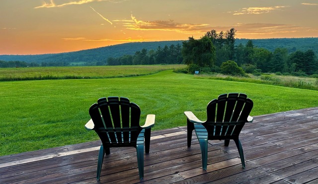 Country retreat - 3-bd rm house on picturesque horse farm with WiFi, AC & views