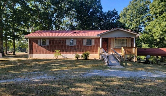 Country Retreat Farmhouse close to fishing lakes and a scenic parkway